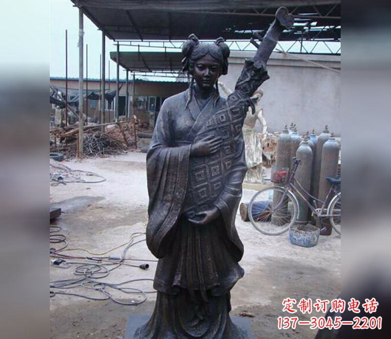 徐州抱乐器女人公园人物雕塑