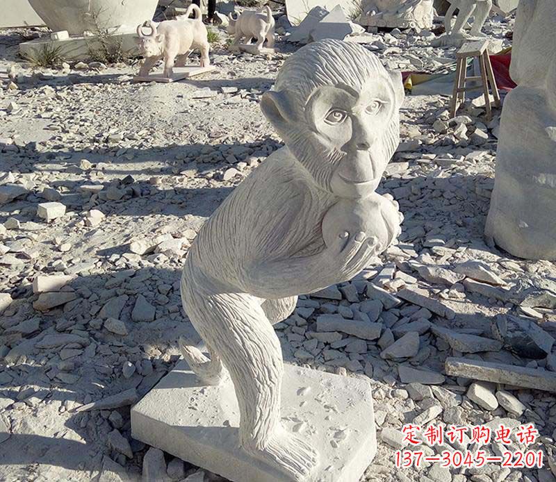 徐州抱桃的猴子动物石雕