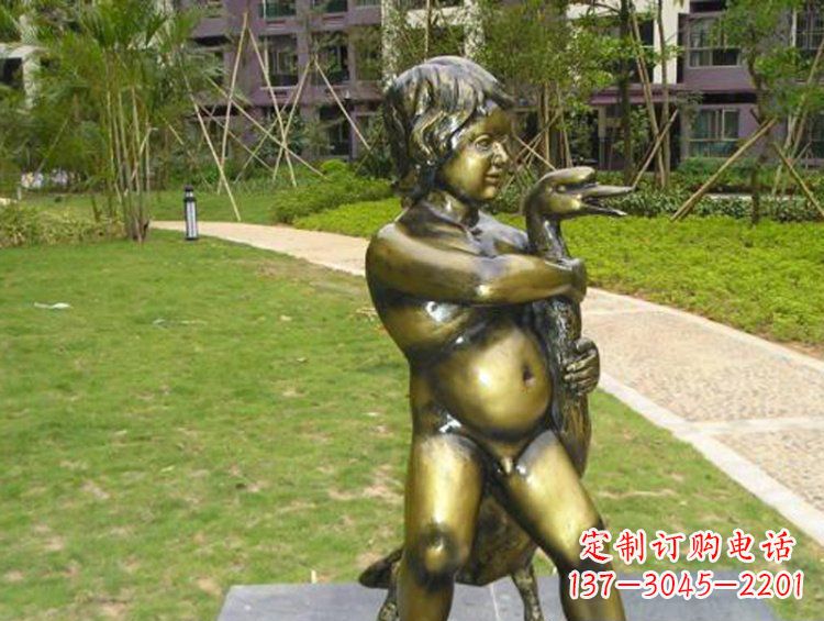 徐州抱着鹅的男孩城市玻璃钢仿铜景观雕塑