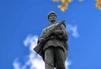 徐州“邱少云”石雕塑像，让历史英雄永久镌刻