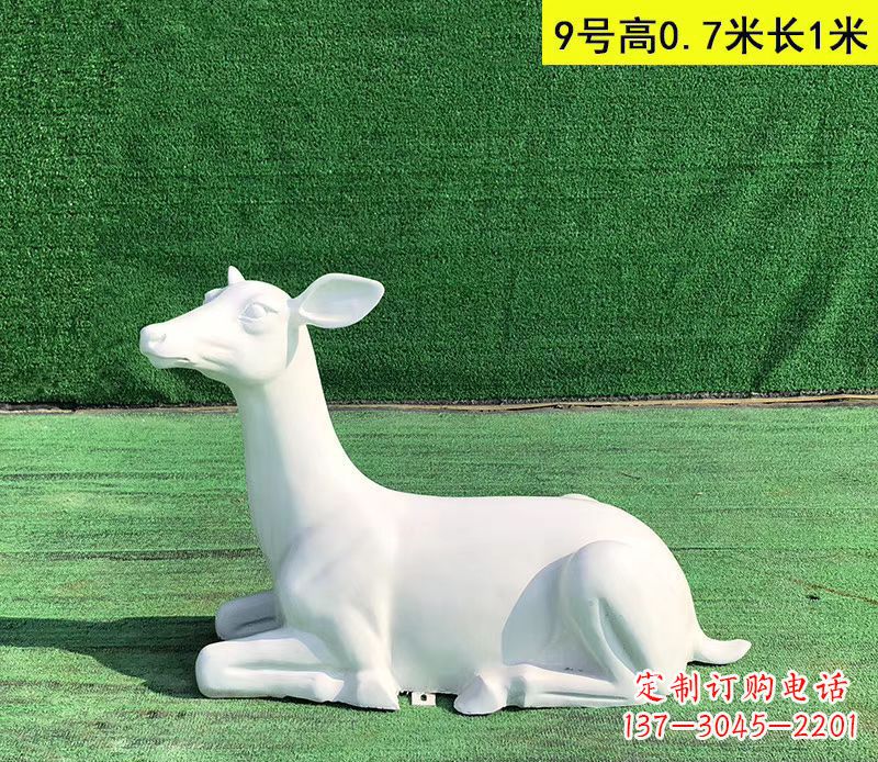 徐州玻璃钢白色小鹿雕塑公园动物摆件