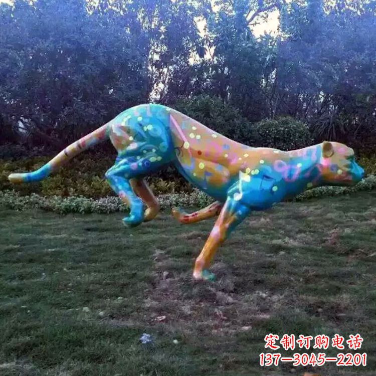 徐州玻璃钢彩绘豹子雕塑-公园草坪动物雕塑摆件