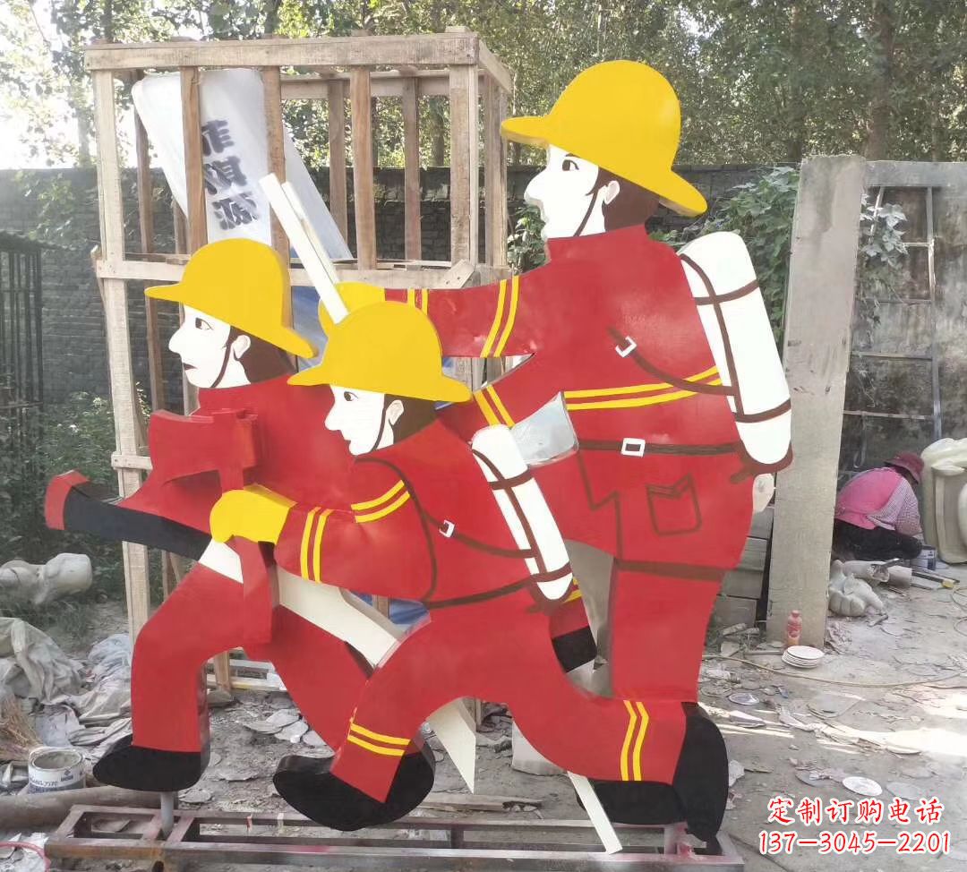 徐州玻璃钢消防员雕塑——精致的园林景观装饰