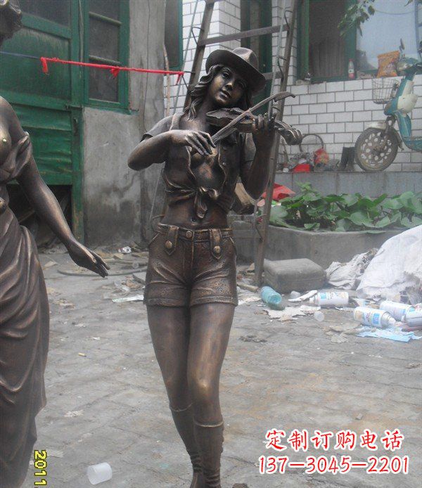 徐州玻璃钢美女演奏仿铜人物雕塑
