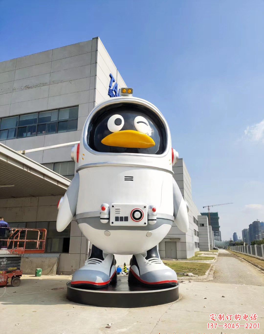 徐州玻璃钢太空企鹅雕塑