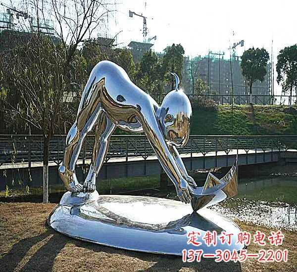 徐州不锈钢公园拿折纸船的儿童雕塑