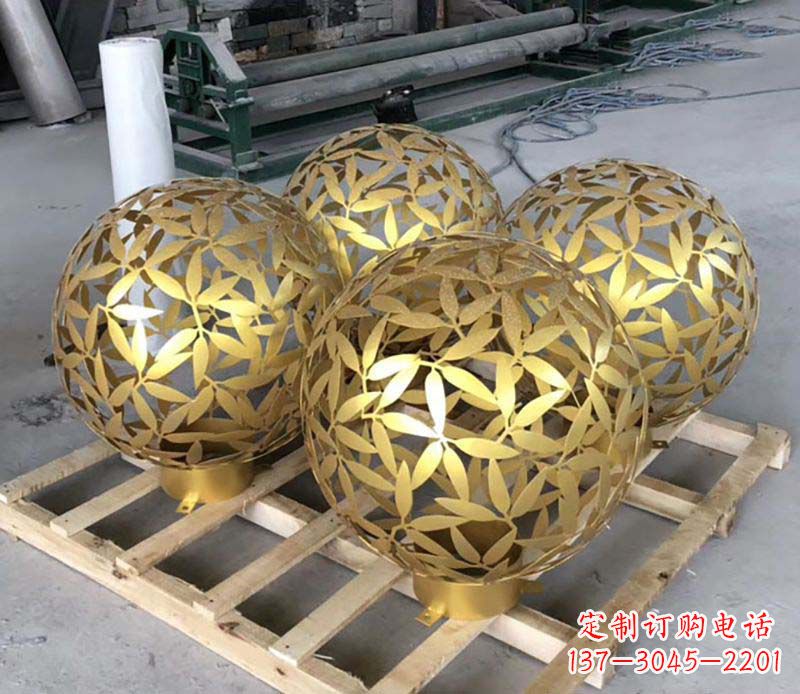 徐州不锈钢树叶镂空球小区景观雕塑