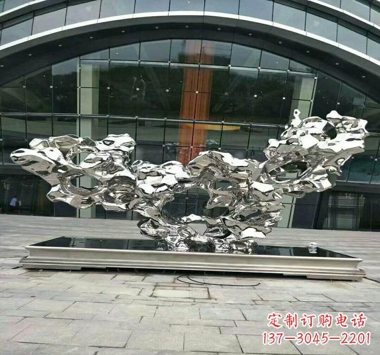徐州灵动的太湖石雕塑