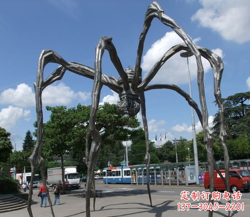 徐州蜘蛛侠雕塑点缀不锈钢的景观