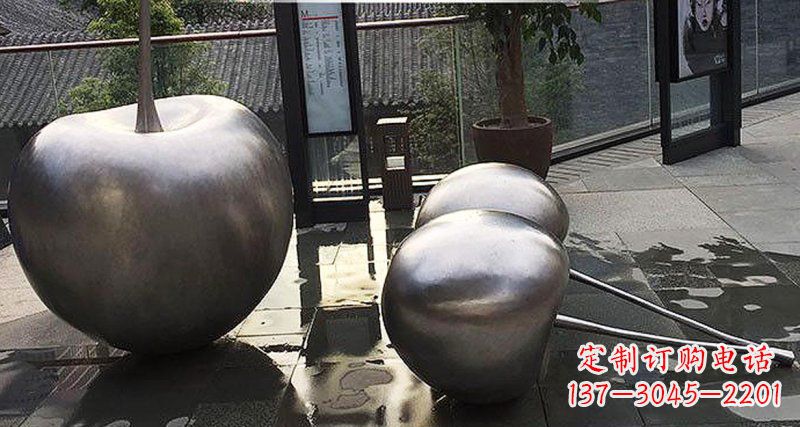 徐州樱桃雕塑点缀步行街美丽景观