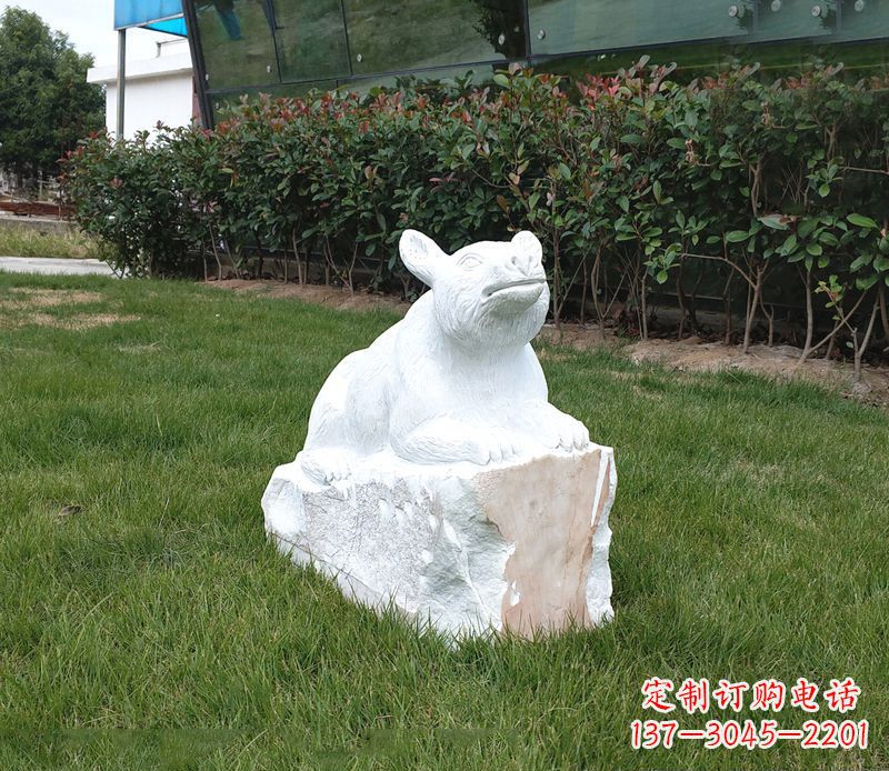 徐州草丛之灵狗熊石雕