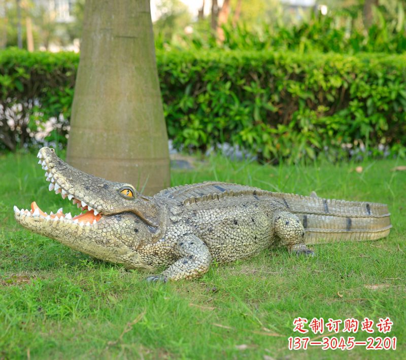 徐州草坪动物雕塑,玻璃钢仿真鳄鱼