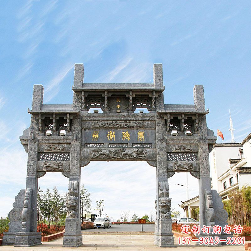 徐州城市园林中精美的牌坊雕塑