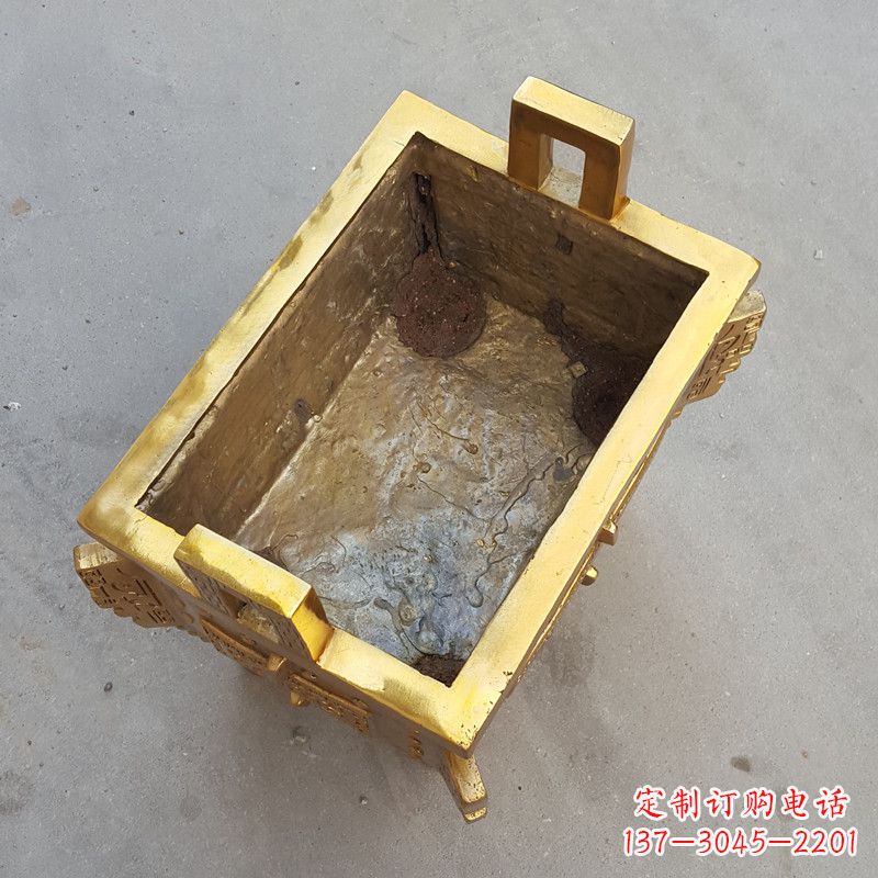 徐州以纯铜铸造的金色香炉鼎