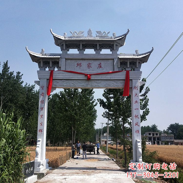 徐州古村落中的石牌坊雕塑