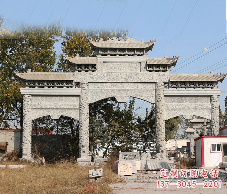 徐州村镇门口的石雕牌坊展现精湛工艺
