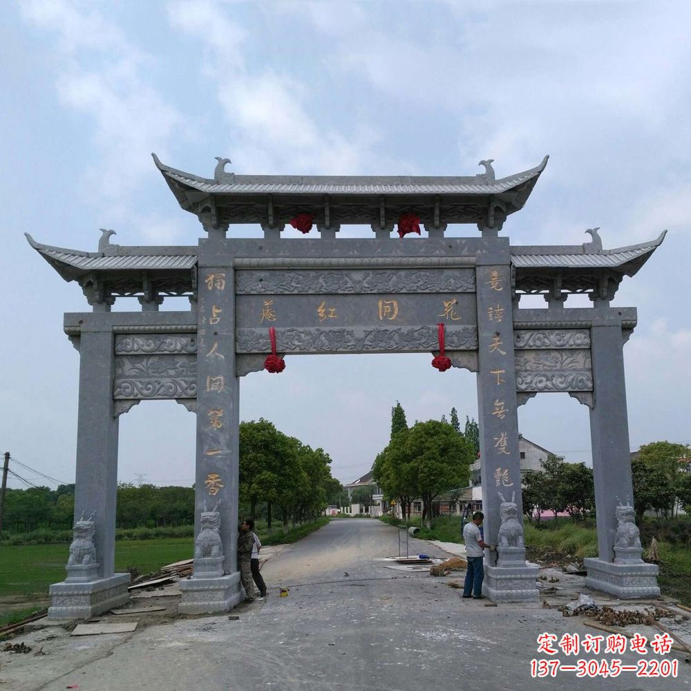 徐州青石三门牌坊雕塑传承中国古典文化