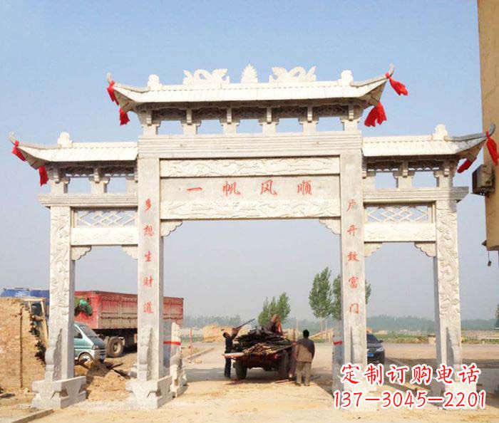 徐州村庄大理石三门牌坊石雕。
