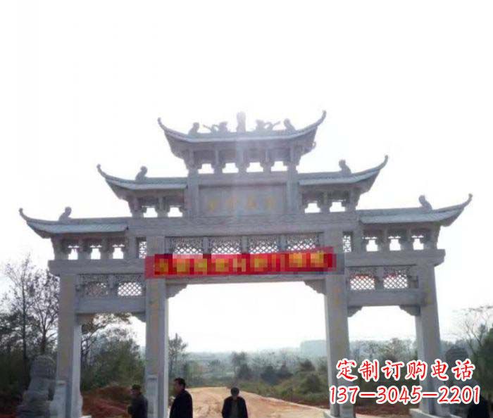 徐州村庄三门石雕牌楼