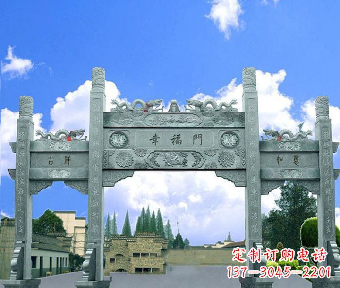徐州村庄三门石雕牌坊