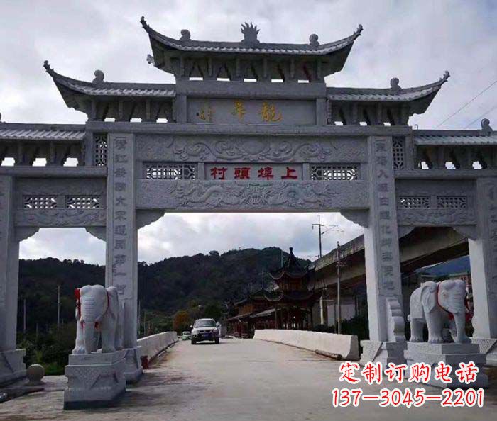 徐州村庄三门五楼石雕牌坊