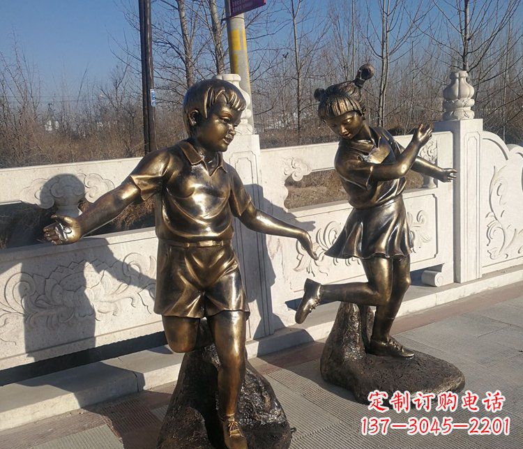 徐州公园摆件编花篮玻璃钢仿铜人物雕塑