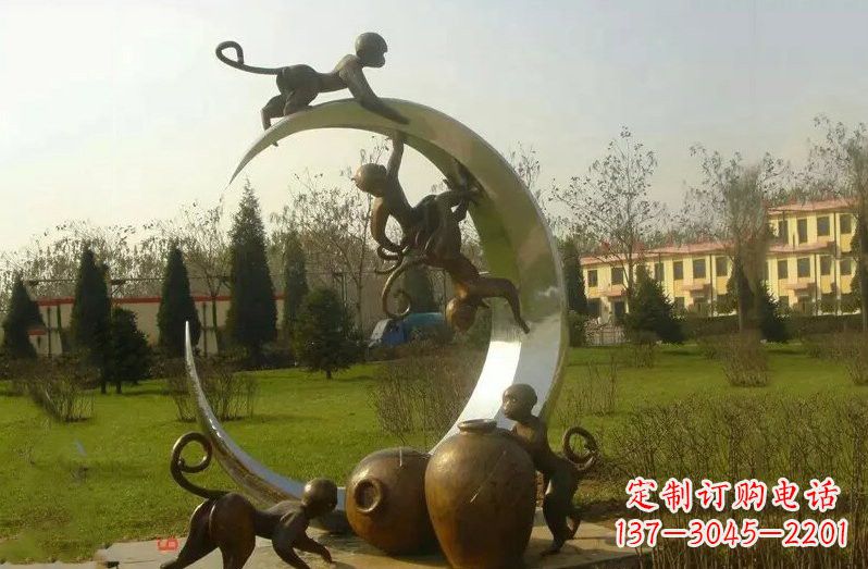 徐州不锈钢猴子拉月亮雕塑