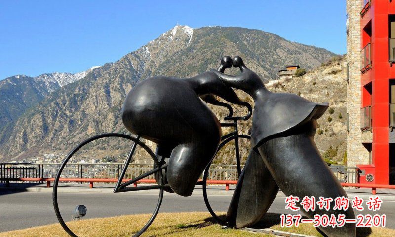 徐州公园抽象骑自行车人物