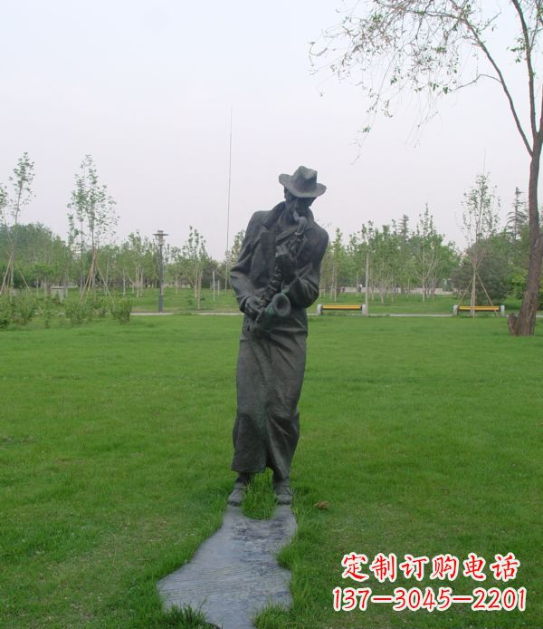 徐州公园吹萨克斯的人物铜雕