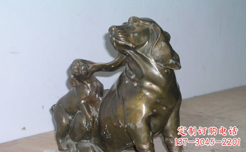 徐州公园打闹的小狗动物铜雕
