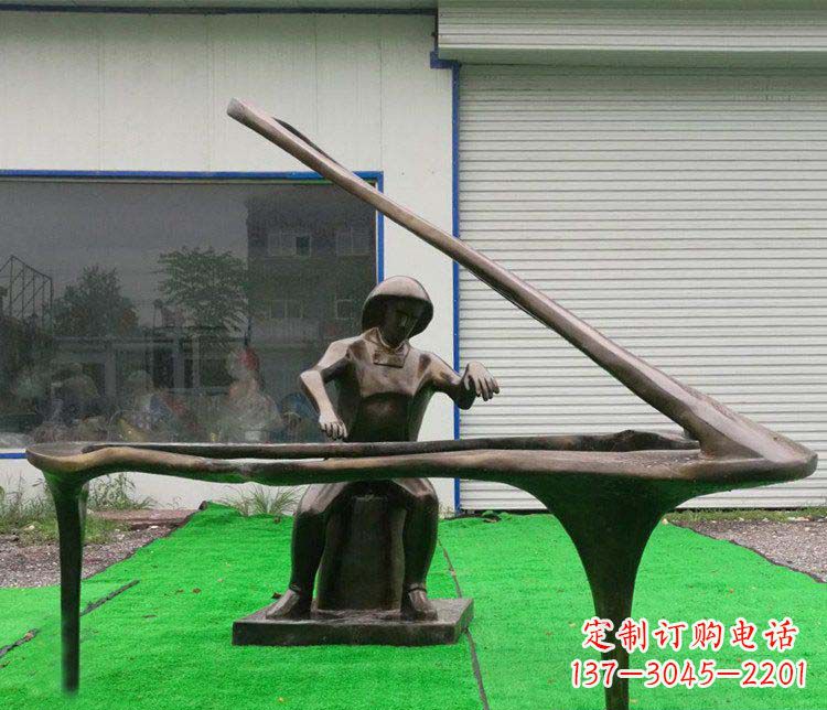 徐州公园弹钢琴的抽象人物小品铜雕