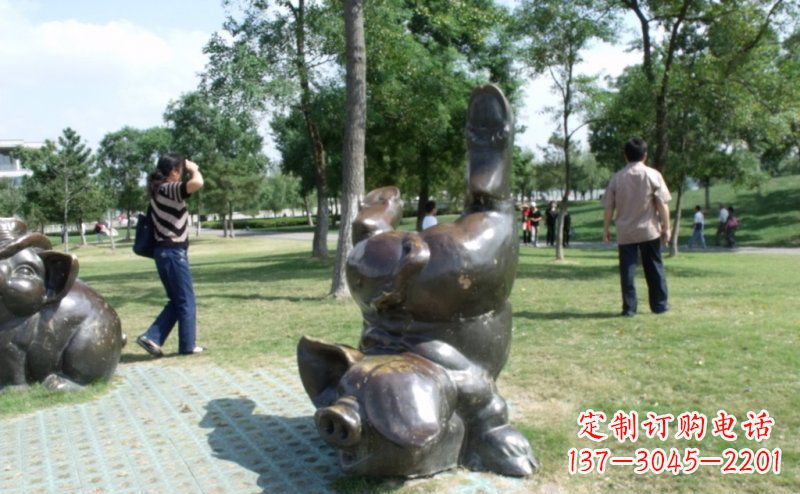 徐州公园倒立的猪动物铜雕