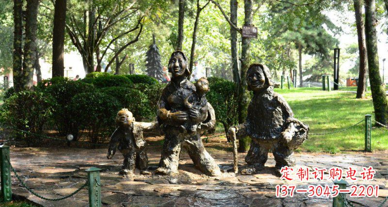 徐州公园赶路的抽象妇女和小孩小品铜雕