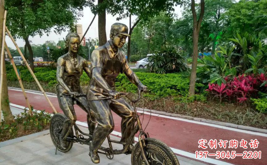 徐州公园两人骑自行车铜雕
