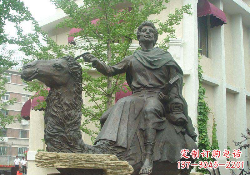 徐州公园骑骆驼的西方人物景观铜雕