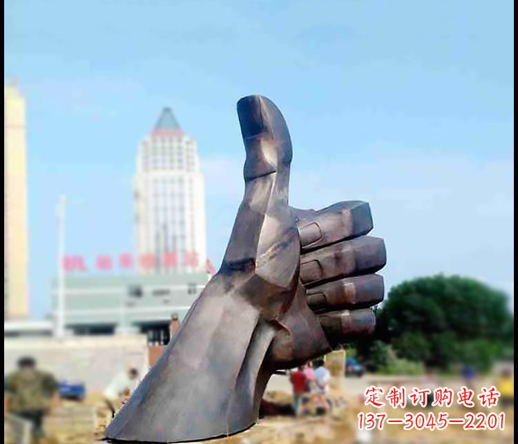 徐州公园竖大拇指铜雕