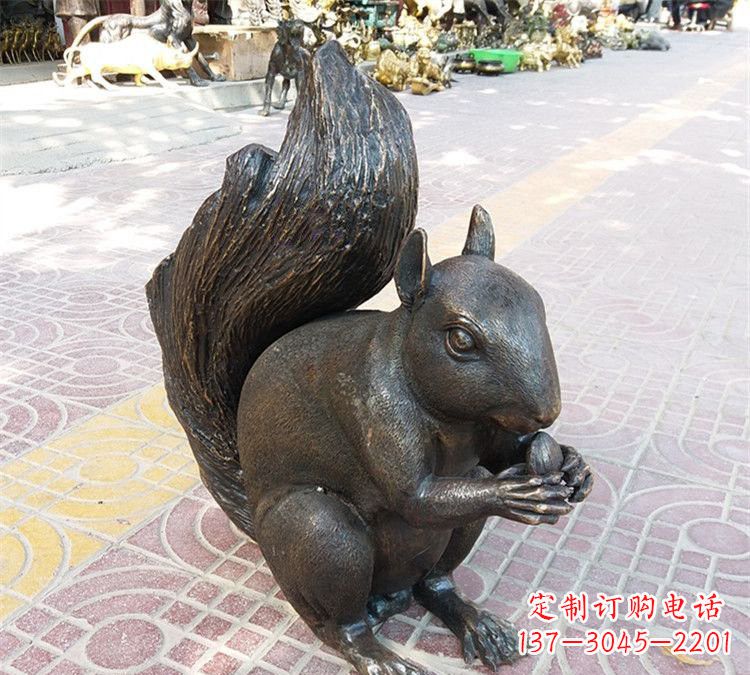 徐州令人惊叹的松鼠铜雕塑