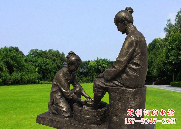 徐州公园铜雕孝敬母亲人物雕塑