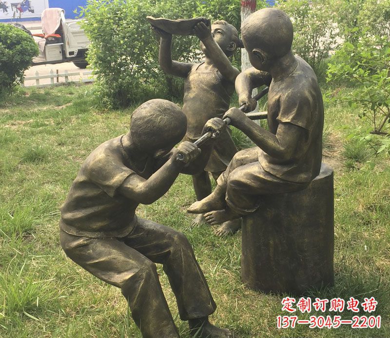 徐州公园玩水的儿童铜雕
