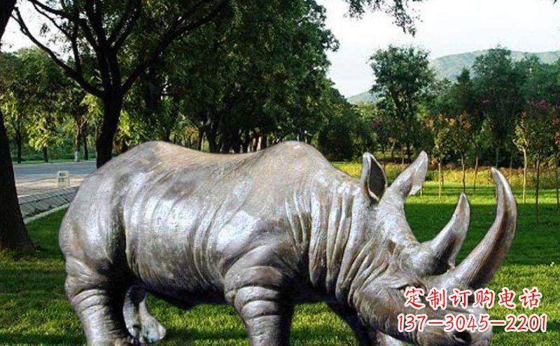 徐州新题目犀牛玻璃钢雕塑——给公园增添独特美感