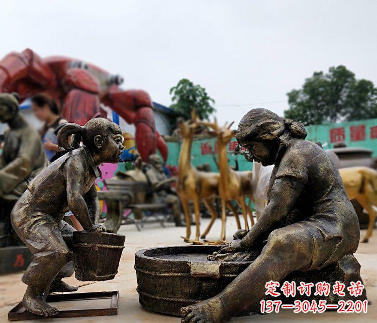 徐州注重传统的母爱——广场铜雕母亲洗衣服小品雕塑
