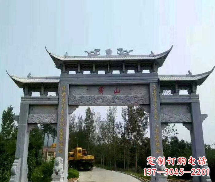 徐州景区三门石雕牌楼，是一种典型的古典建筑风…