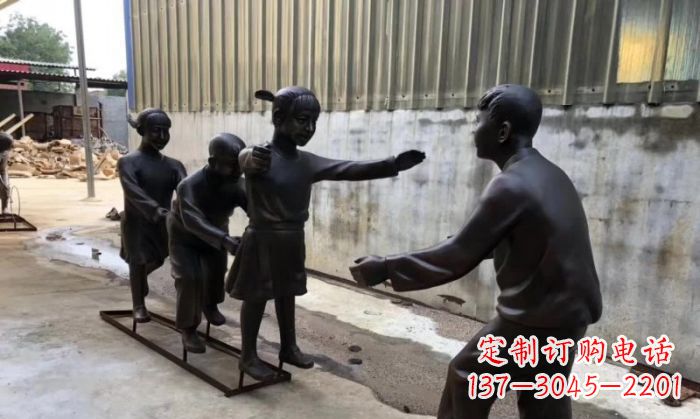 徐州华中领雕塑出品——老鹰捉小鸡铜雕