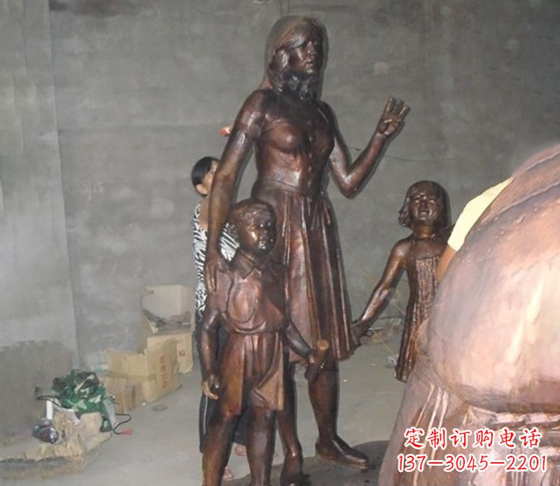 徐州母亲与孩子合影公园人物铜雕