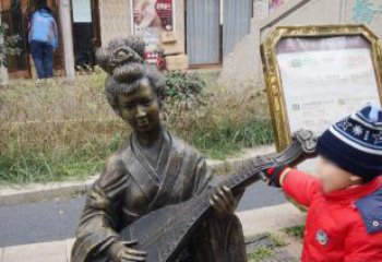 徐州街边弹琵琶的古代美女雕塑