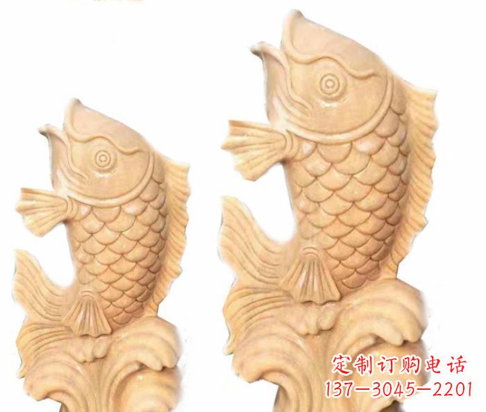 徐州晚霞红石喷水鲤鱼雕塑,灵动悠扬