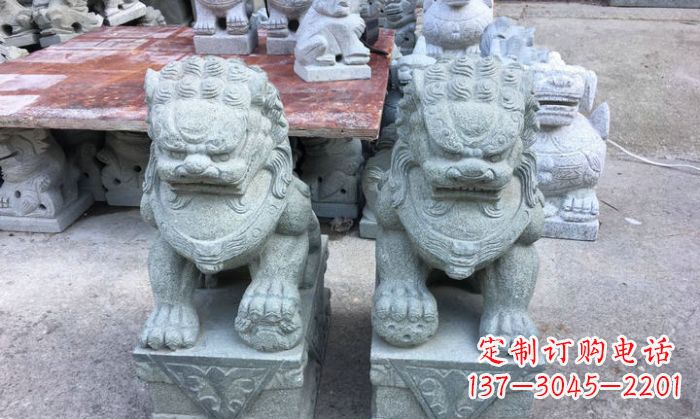 徐州青石踩球狮子看门石雕,精致雕塑令门口更加精彩