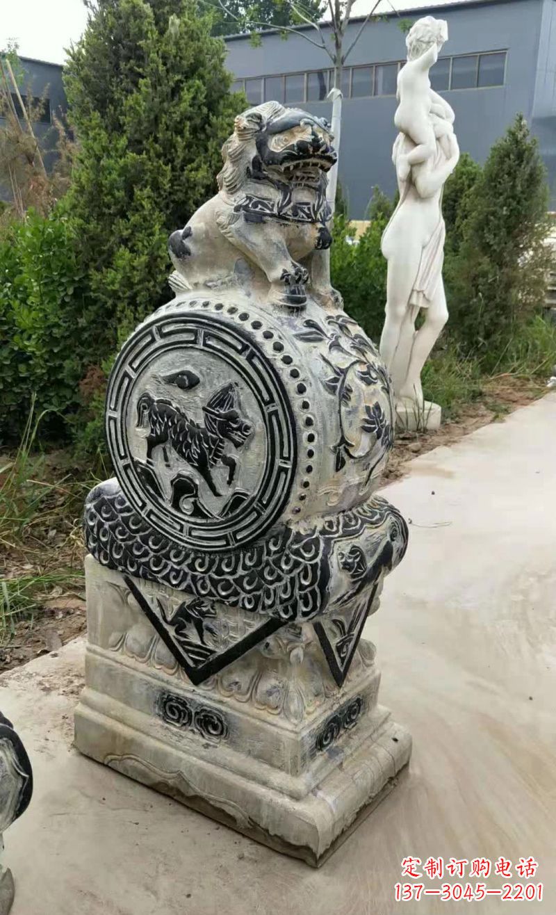 徐州狮子抱鼓石雕塑,象征力量与美感