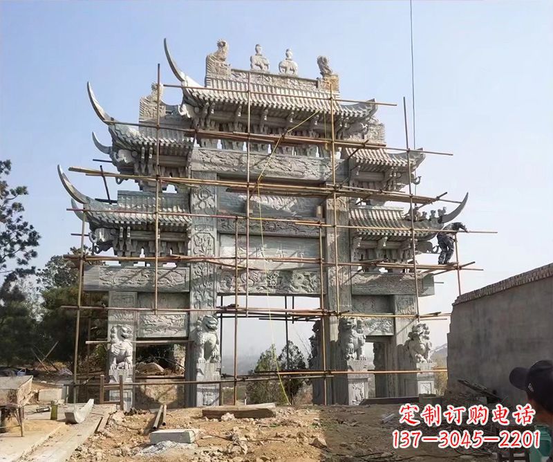 徐州石牌坊外东侧的龙凤雕塑