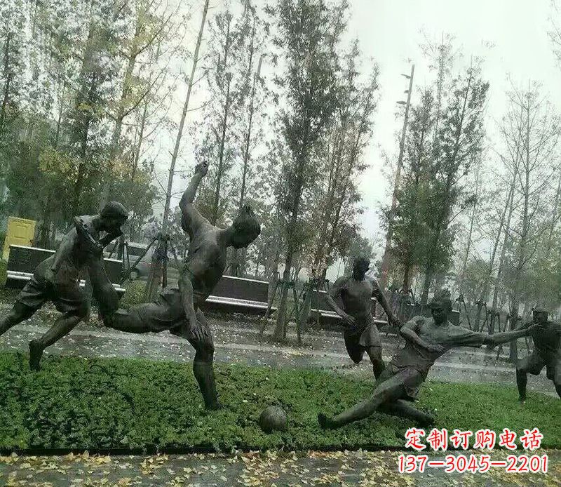 徐州踢足球公园运动人物铜雕